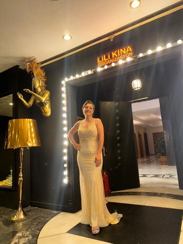 Dantel Detaylı Altın Rengi Uzun Abiye Elbise - Görsel 2