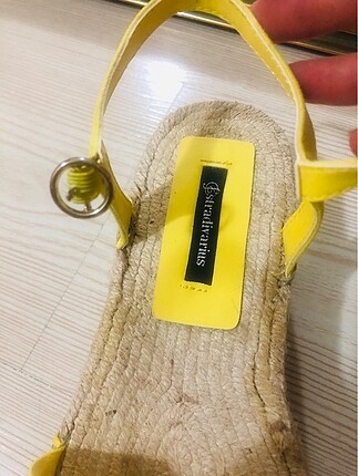 37 Beden sarı Renk Stradivarius sandalet