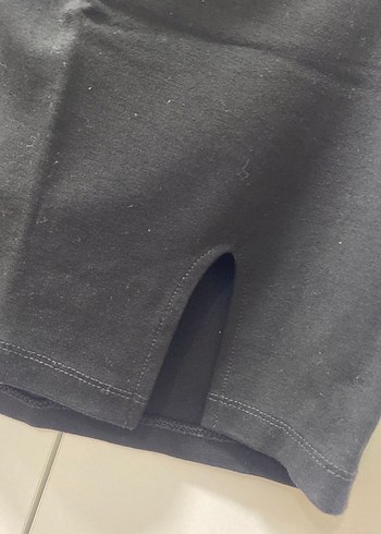 Siyah mini yırtmaçlı etek - Görsel 3