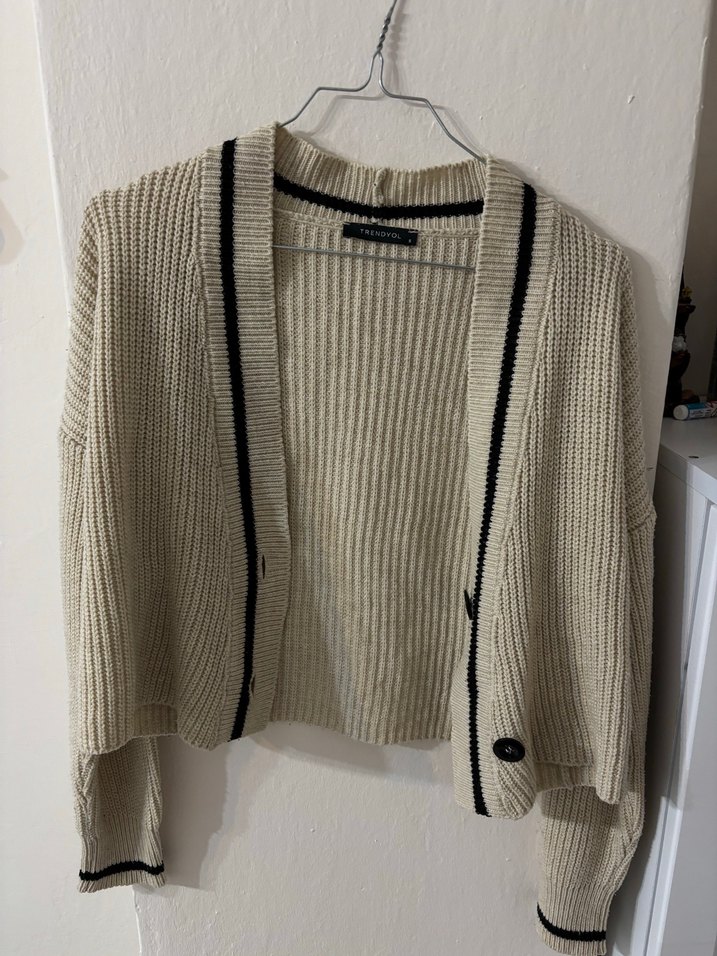 Bej V Yakalı Örgü Kadın Hırka - Görsel 2