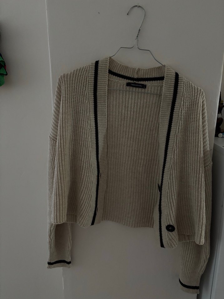 Bej V Yakalı Örgü Kadın Hırka - Görsel 3