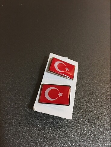 Trina Turk Türk bayraklı yaka rozet