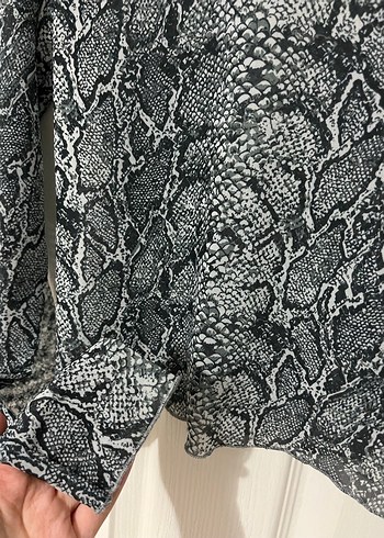 Yılan Desenli Gri Balıkçı Yaka Bluz - Görsel 2