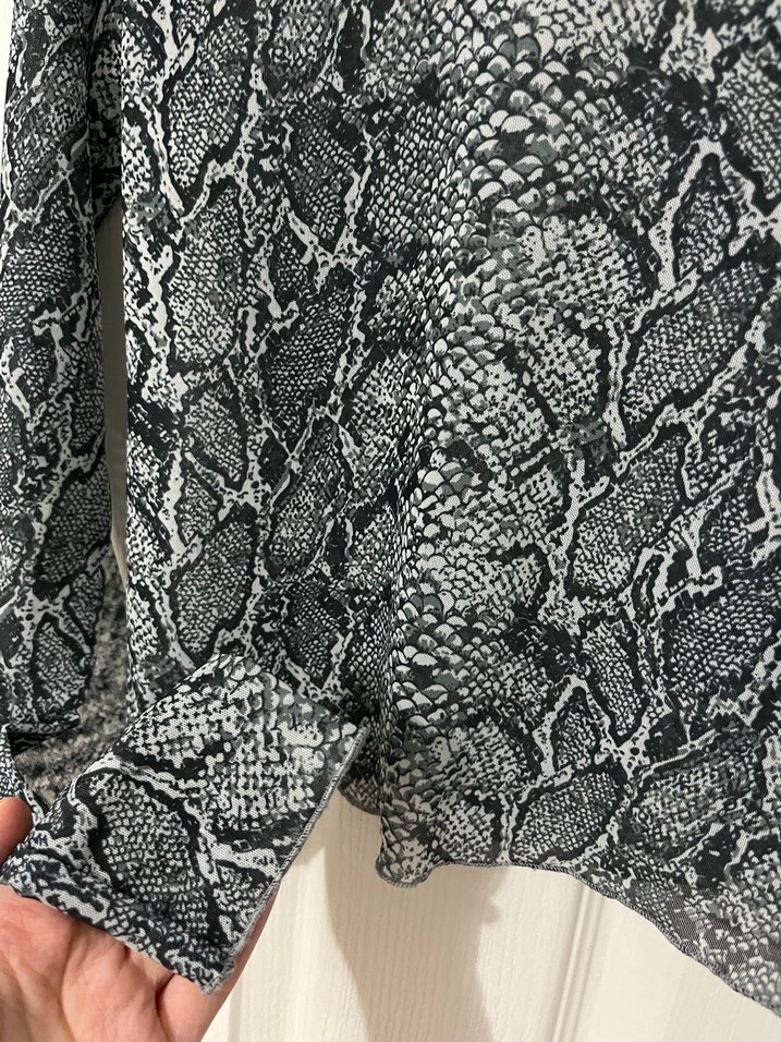 Yılan Desenli Gri Balıkçı Yaka Bluz - Görsel 2