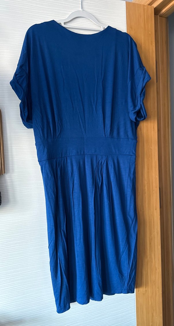 V Yaka Kısa Kollu Midi Elbise - Görsel 5