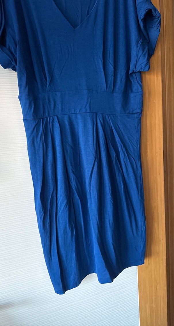 V Yaka Kısa Kollu Midi Elbise - Görsel 2