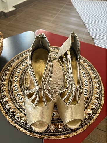Gold topuklu