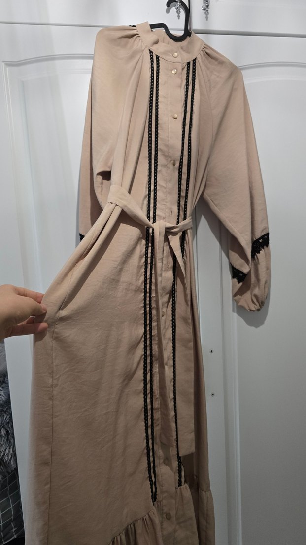 bej siyah nakışlı elbise - Görsel 3