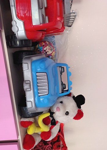 Renkli Peluş Ayıcık ve Oyuncak Kamyon