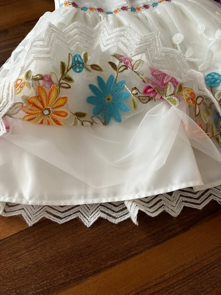 Çiçek Nakışlı Beyaz Kız Çocuk Elbisesi - Görsel 3