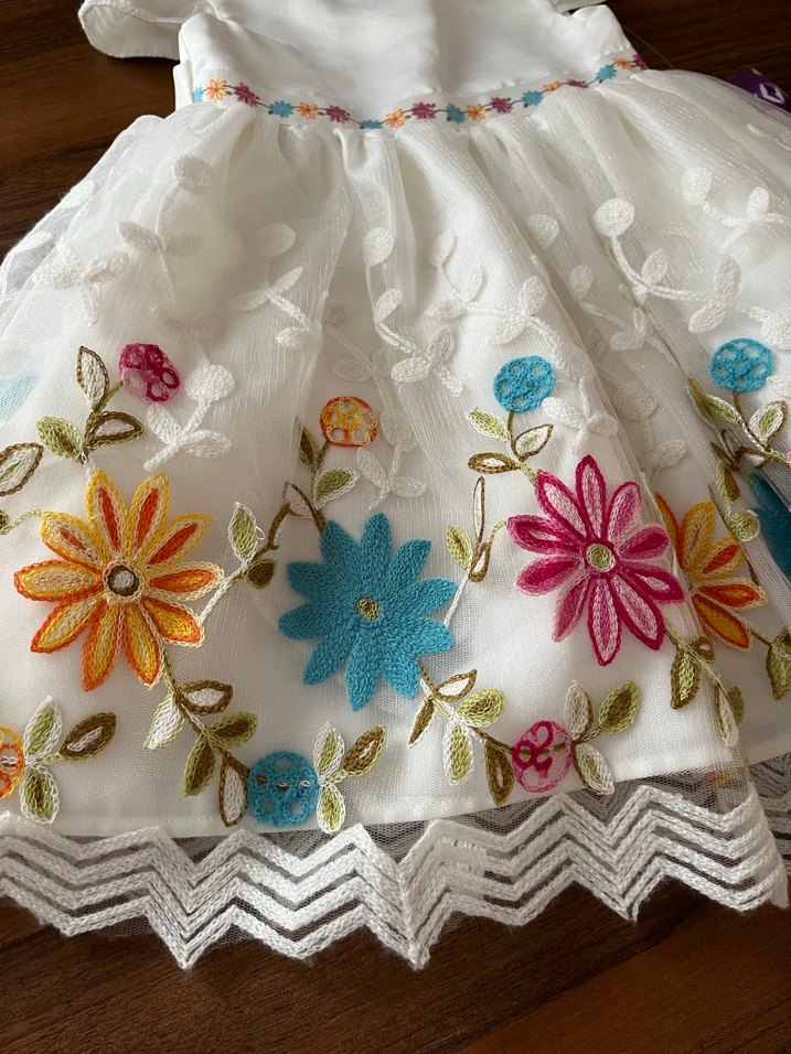 Çiçek Nakışlı Beyaz Kız Çocuk Elbisesi - Görsel 2