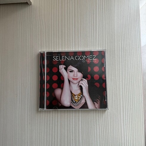 Selena gomez cd albüm kiss & tell