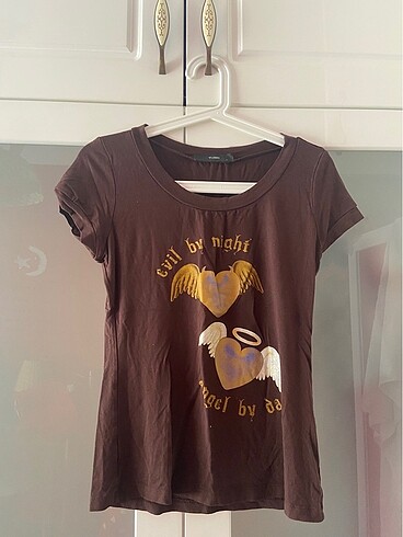vücuda yapışan bir tshirttür