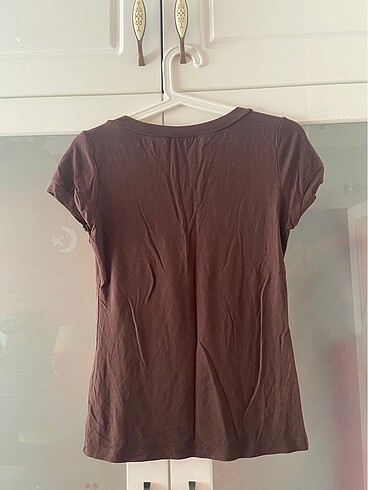 Diğer vücuda yapışan bir tshirttür