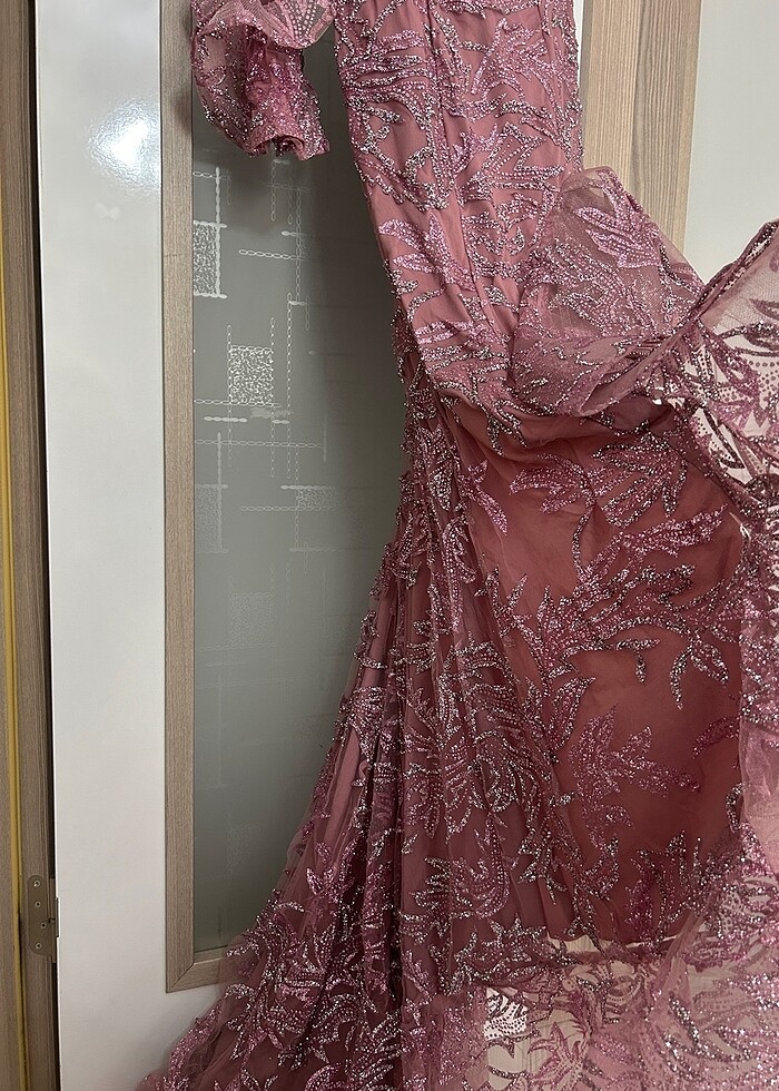 Tek kollu pullu taşlı elbise - Görsel 3