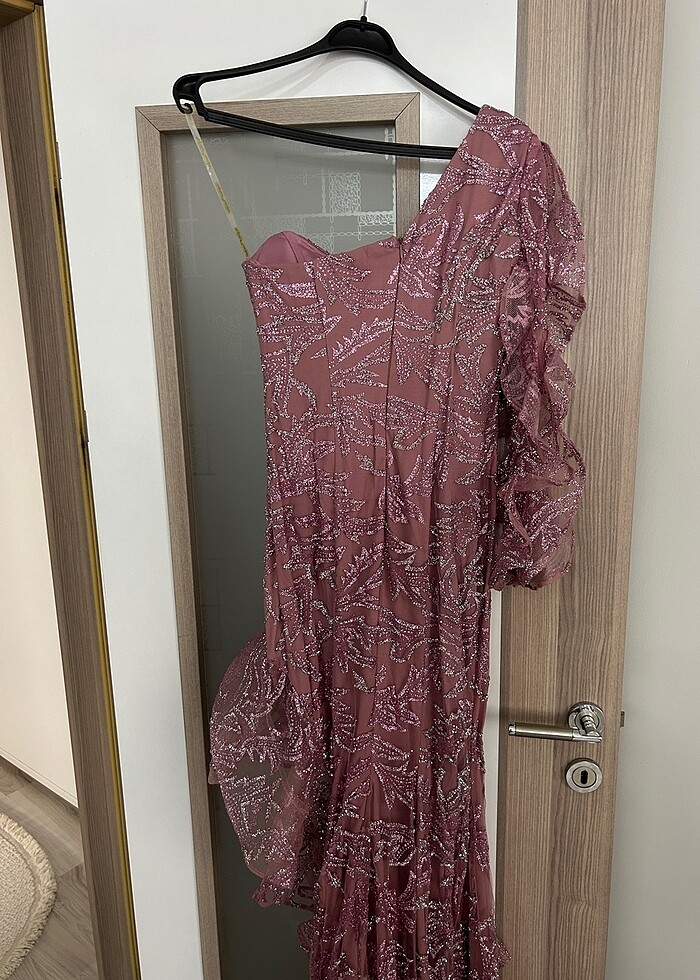 Tek kollu pullu taşlı elbise - Görsel 4