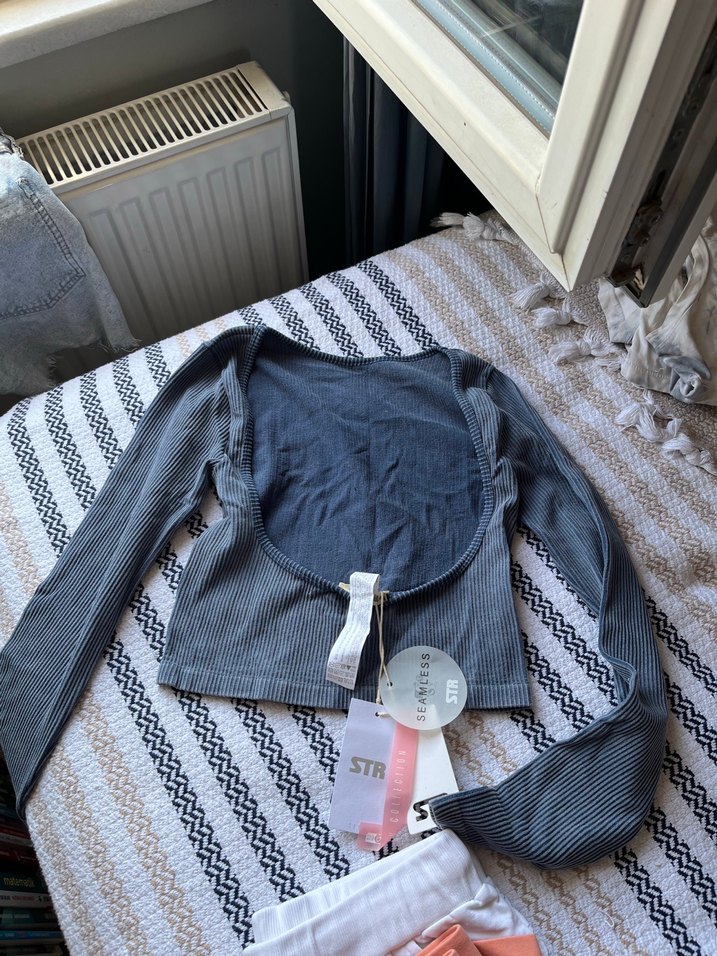 stradivarius uzun kollu sırtı açık body - Görsel 2