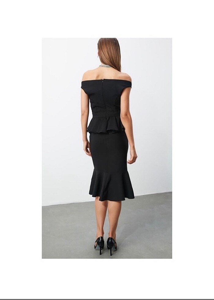 Trendyolmilla kemer detaylı volanlı siyah elbise - Görsel 2