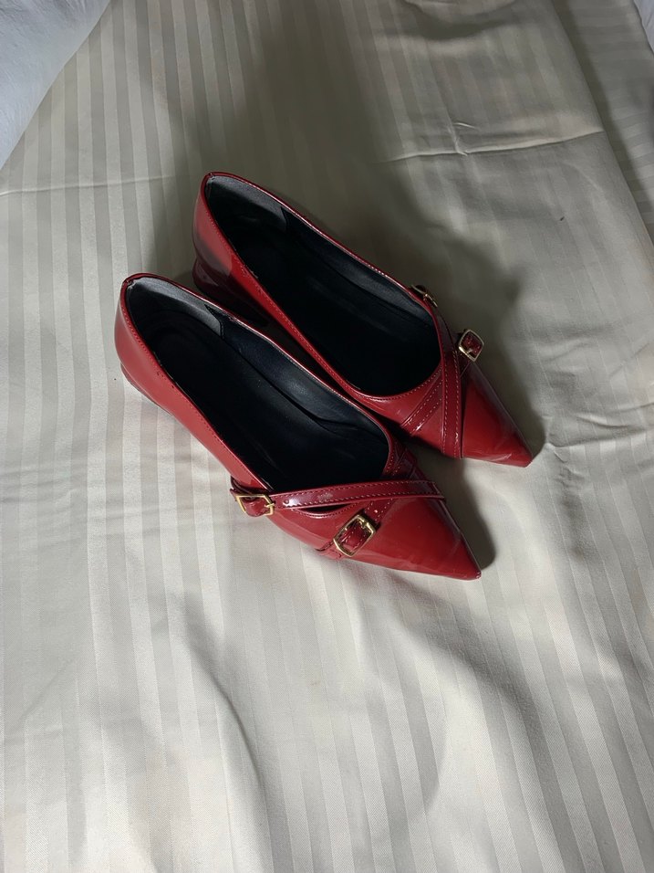 Kırmızı Tokalı İnce Topuklu Kadın Ayakkabı - Görsel 2