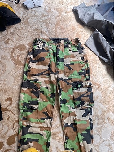 Bershka kamuflaj pantolon
