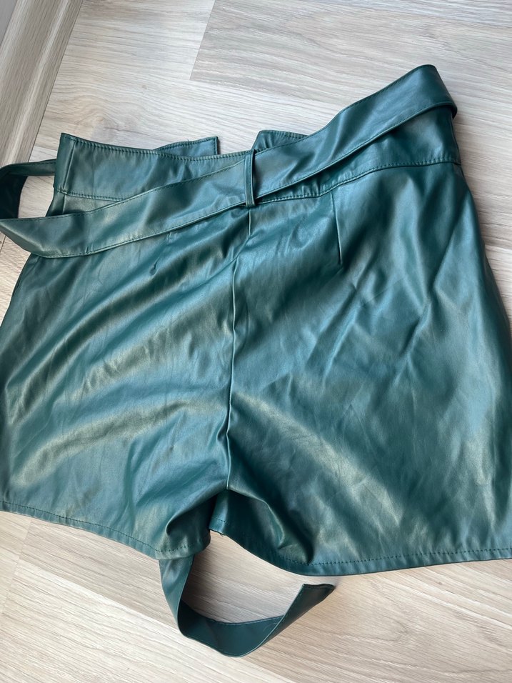 Kadın Yeşil Deri Kemerli Mini Şort - Görsel 3