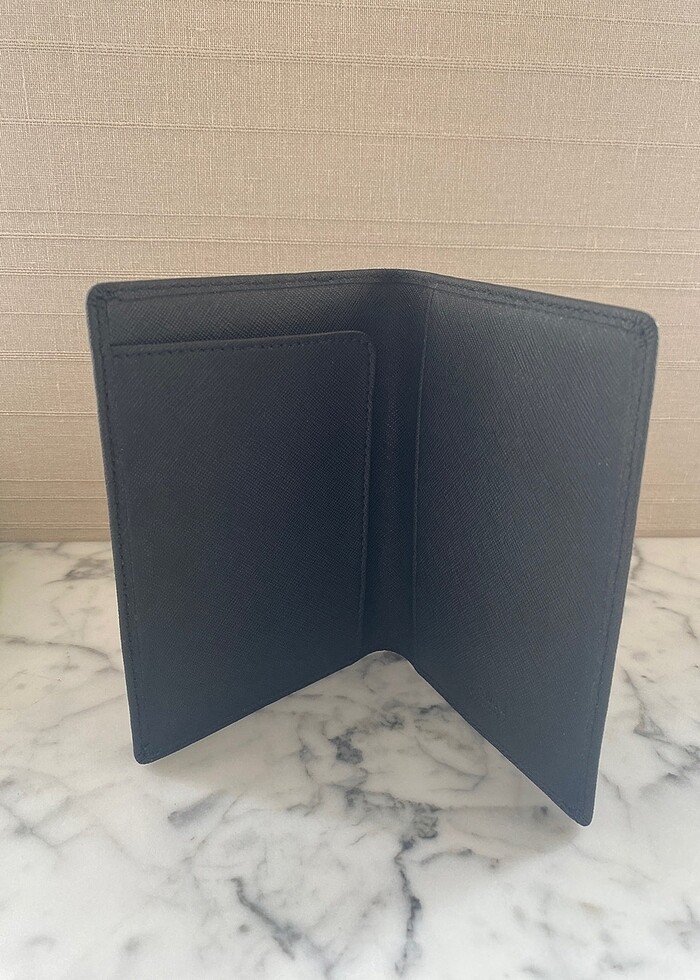 Armani Collezioni - Deri Pasaportluk - Görsel 2