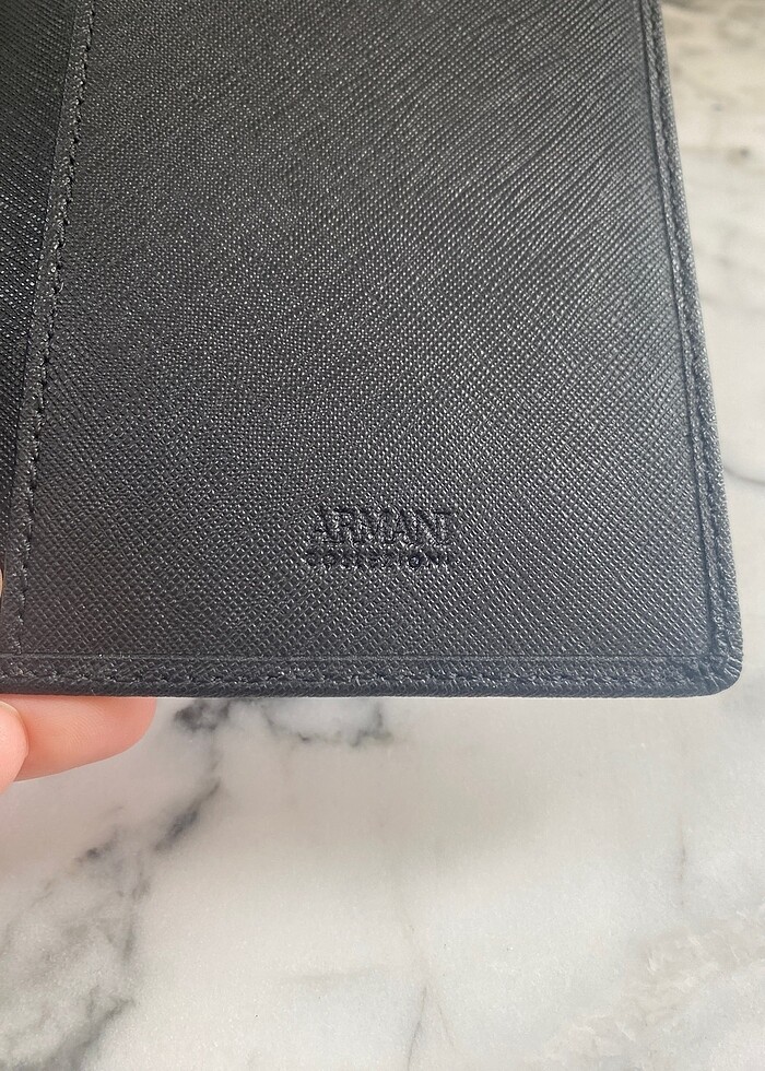 Armani Collezioni - Deri Pasaportluk - Görsel 3