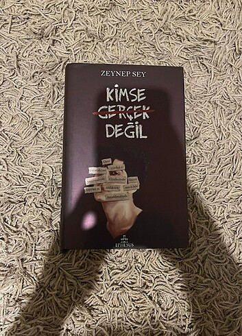 Kimse Gerçek Değil 