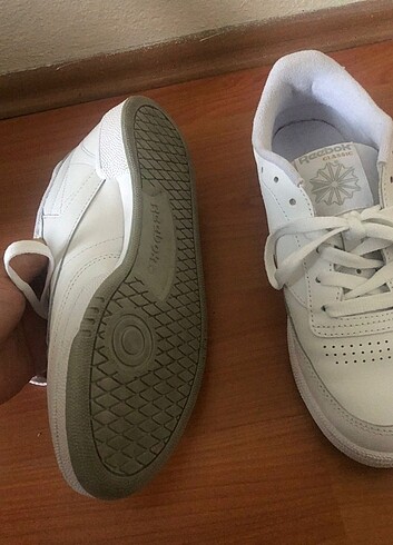 Reebok Hiç giyilmedi sadece evin içinde açıkır belki diye giydim