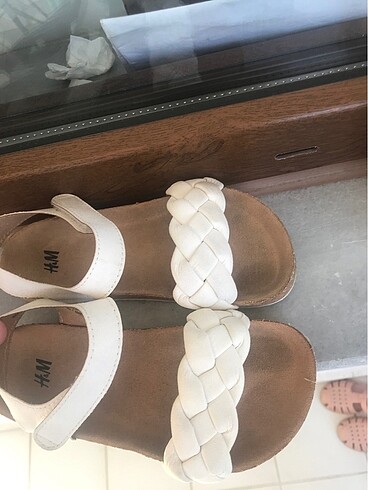H&M kız çocuk beyaz sandalet