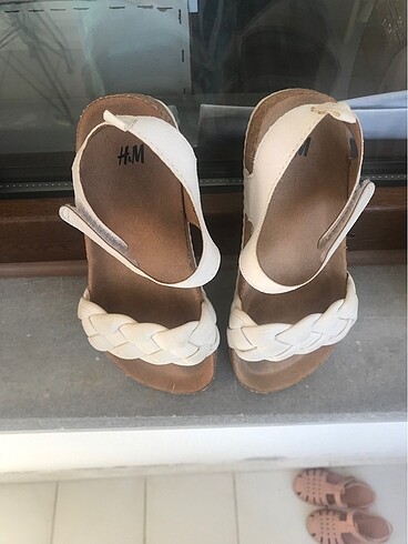 27 Beden H&M kız çocuk beyaz sandalet