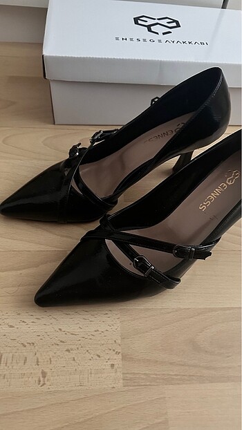 Siyah kemerli stiletto