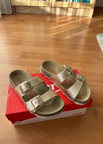 Kız Çocukları İçin Altın Renkli Tokalı Terlik - Görsel 2