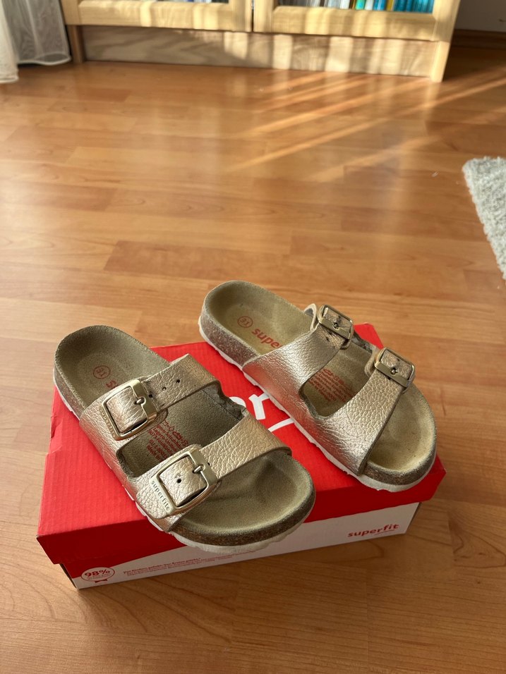 Kız Çocukları İçin Altın Renkli Tokalı Terlik - Görsel 2