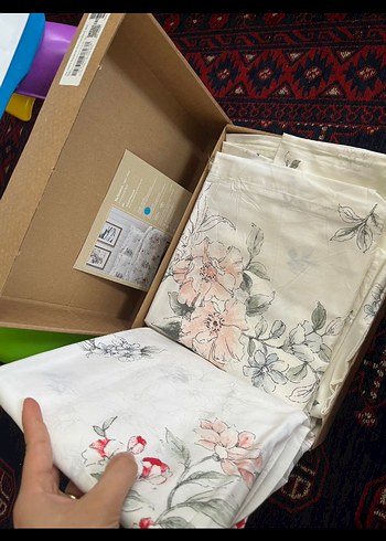 Çiçek Desenli Beyaz Nevresim Takımı