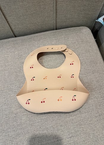 Mushie Silikon Önlük - Kiraz Desenli - Görsel 2