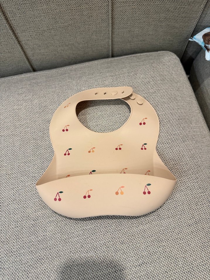 Mushie Silikon Önlük - Kiraz Desenli - Görsel 2