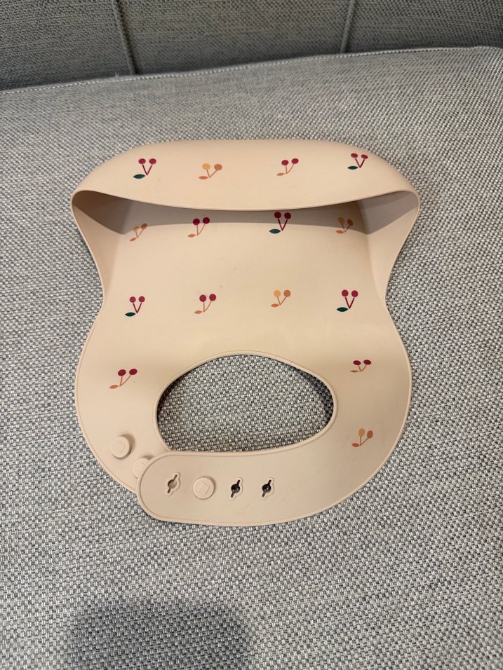 Mushie Silikon Önlük - Kiraz Desenli - Görsel 3