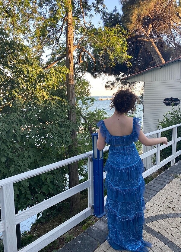 Mavi yırtmaçlı abiye - Görsel 2