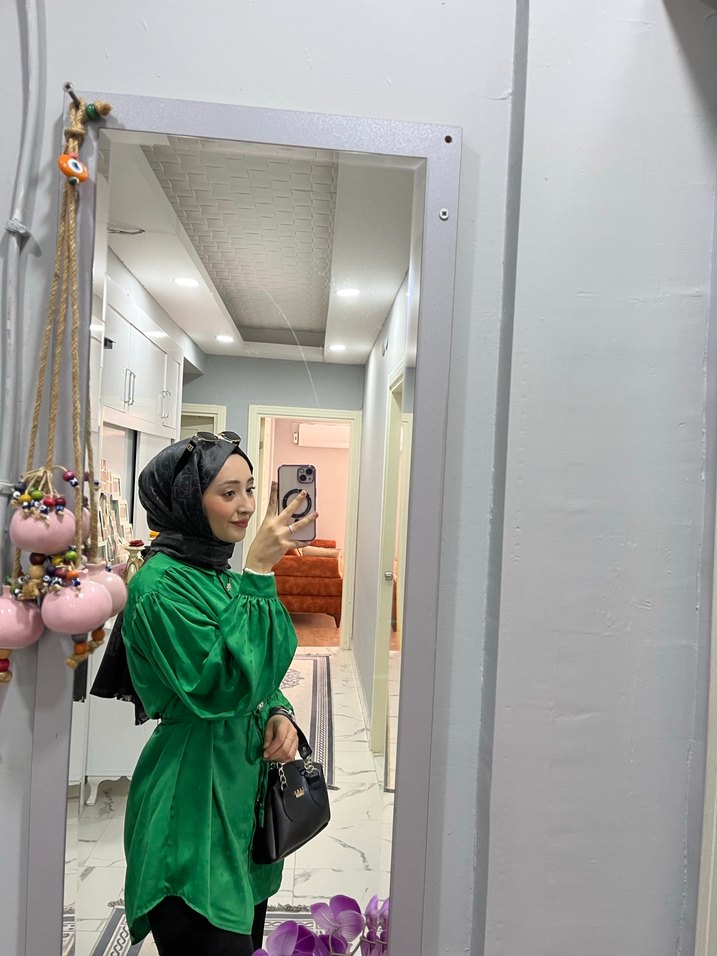 Yeşil saten gömlek - Görsel 2