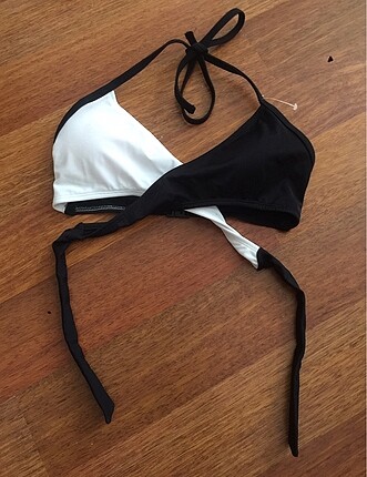 Siyah beyaz bağlamalı bikini üst