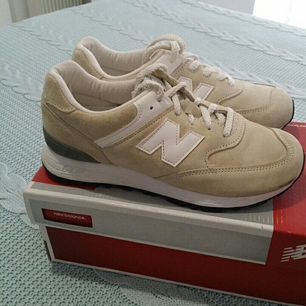 New Balance Yeni kutusunda orjinal NB.. Bej rengidir.