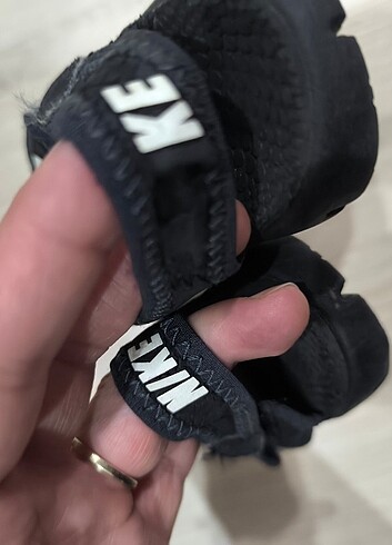 23 Beden siyah Renk Orjinal Nike sandalet 23 numara erkek çocuk