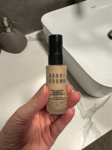Bobbi Brown Skin Long-Wear Weightless Foundation SPF 15