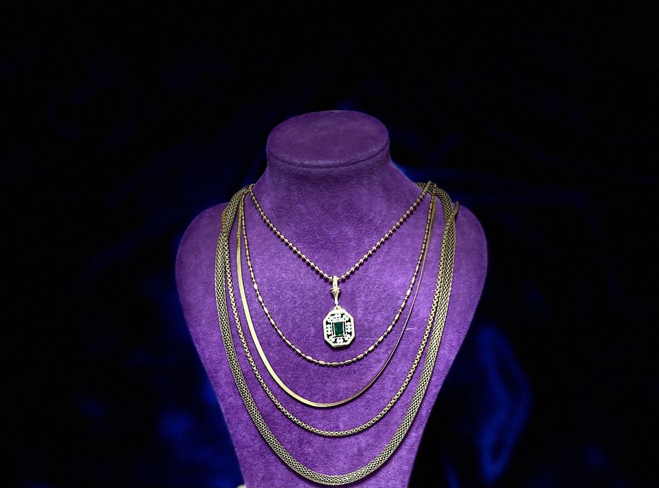 Altın Mini İşlemeli Payetli Kalp Kolye - Görsel 3