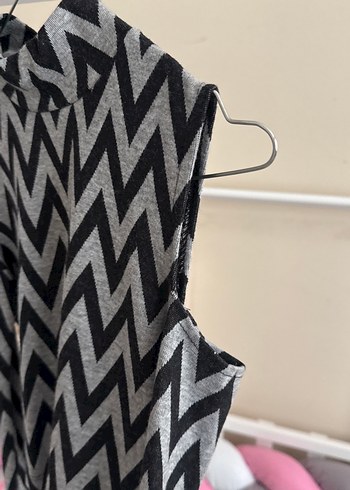 Yüksek Yakalı Zebra Desenli Kolsuz Triko Üst - Görsel 2