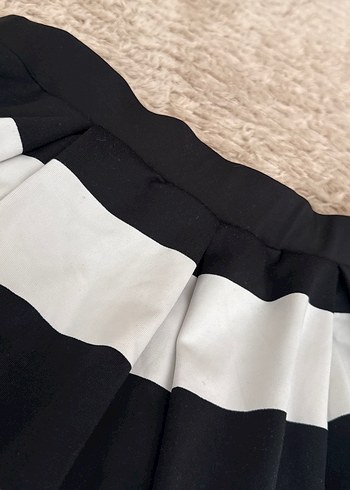 Kadın Siyah Beyaz Çizgili Pilili Mini Etek - Görsel 2