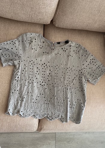 Gri Nakışlı Dantel Detaylı Kısa Kollu Bluz