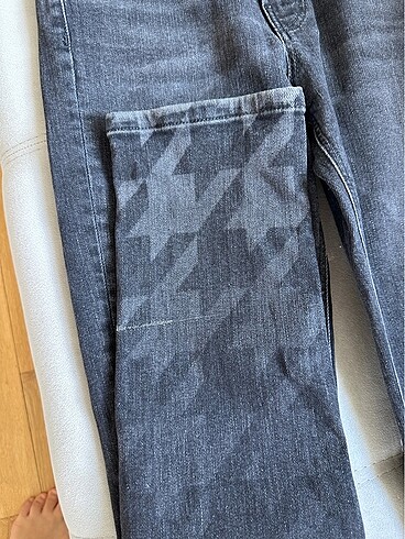 26 Beden siyah Renk Guess Kazayağı detaylı Pantolon