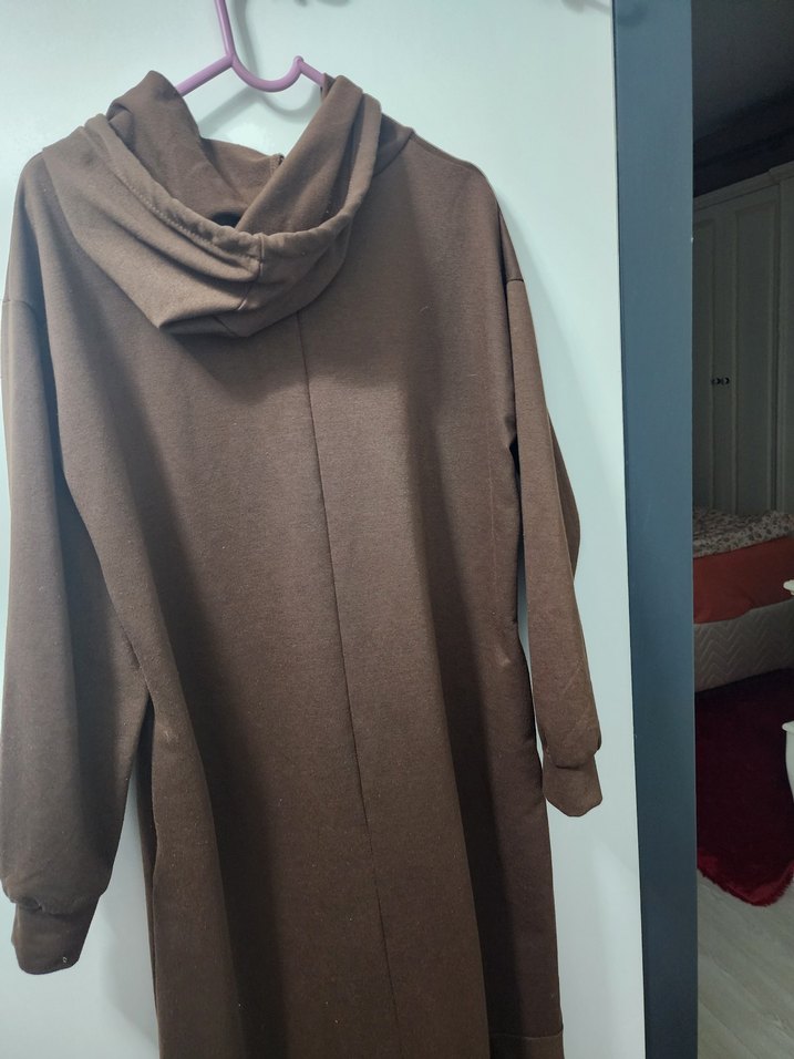 Kahverengi Kapüşonlu Salaş Uzun Elbise - Görsel 2